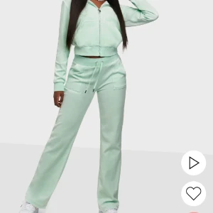 Juicy Couture dress mintgrön  - Säljer min Juicy dress i tröja strl S, byxor strl M. I I princip aldrig använd och i mycket fint skick 😊 Nypris 2200kr, säljes för 1000kr!