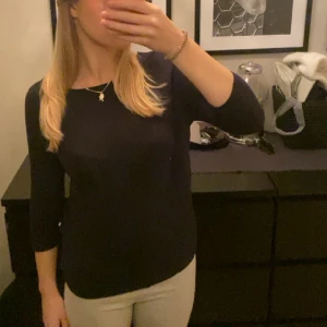 Mörkblå 3/4  - Säljer denna jätte fina mörkblåa 3/4 Tröjan!! Inga defekter som ny!