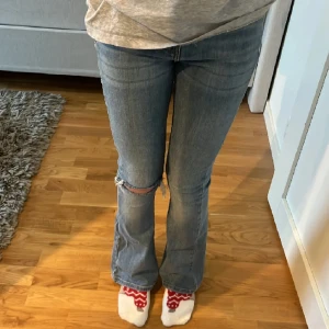 Jeans med hål - Jättefina blåa jeans med hål på knät från Gina tricot. Har liten defekt på framfickorna (se bild 3). Nypris är 500kr och säljer för 150kr, pris går att diskutera! Skriv för mer information. TRYCK INTE PÅ ”KÖP NU” UTAN SKRIV TILL MIG FÖRST!💗💗