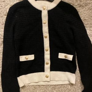 Kofta - Säljer min kofta som jag fått därav vet jag inte vart den är ifrån💓