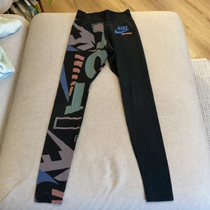 Nike tights - Träningstights från Nike. Använda men inga synliga skador utom lite slitning på baksidan av gymmibandet i midjan(syns på bild 3)