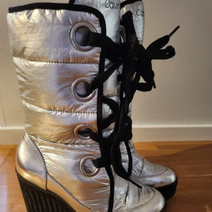 Calvin Klein stövlar - Varma och sköna. Ej mkt använda, men har märken på hälen. Se bild.