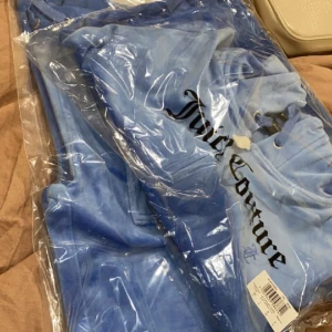 Juicy couture  - Dessa är helt ovända köp i september men endast använd 4-5 gånger! Byxor storlek Xs kofta storlek S inga fel elleh effekter metallbitarna är kvar! Sedan bilder o pris går självklart o diskutera om!💕