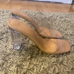 Klackskor - Klackar från SHEIN med genomskinlig klack. Använda en gång, bra kvalité. Normala i storlek 