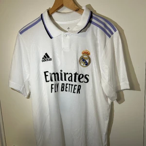 Karim Benzema Special Edition  - Äkta helt ny och oanvänd Karim Benzema Special Edition 2022/23 hemma tröja av Adidas med guldigt nummer och namn. Storlek M