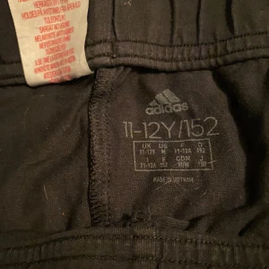 Tights  - Ett par adidas-tights i storlek 152 🩷 Kan användas som pyjamas eller som idrottsbyxor! Köparen står för frakt och frimärke, kan även mötas upp 💞