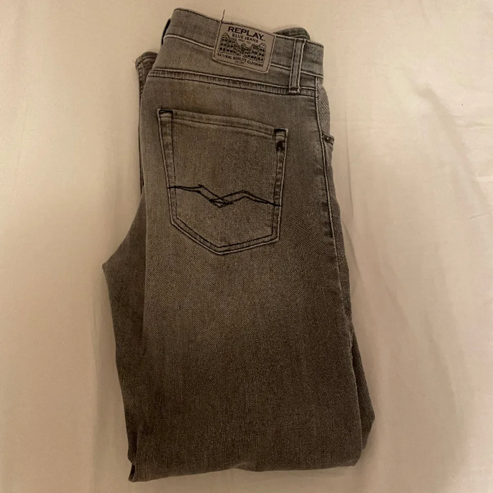 Tja! Jag säljer nu mina fina Replay jeans. Modellen är Thad och passformen är straight leg fast mer mot slim hållet. På sista bilden kan ni se ett bläck sträck som inte går bort i tvätten, men det syns knappt. Utöver det har jeansen inga andra skador. Jeans & Byxor.