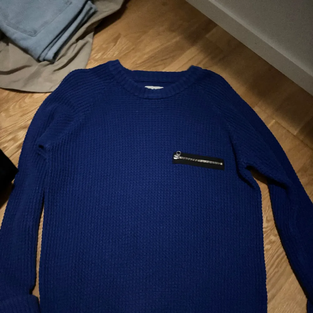 En snygg blå stickad tröja, köptes för va 1000kr. Stickat.