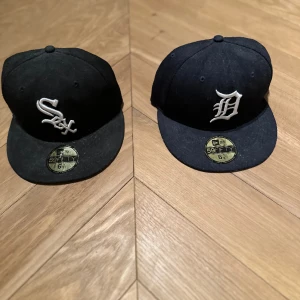 New era keps - Säljer nu mina två New era kepsar, en svart och en marinblå. Riktigt feta, men passar inte mig längre. Båda är storlek 6 7/8. Svarta 200kr skick 7/10, marinblå 300kr skick 9/10