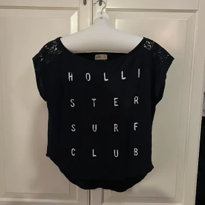 Hollister Tröja - Svart m vit text. Spetsärm-svart. Rundad nertill. Vidare modell. Sparsamt använd i mycket Fint skick