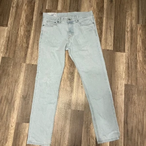 ljusblå Jeans  - Säljer dessa slim ljusblå jeansen från hm. Grisch 