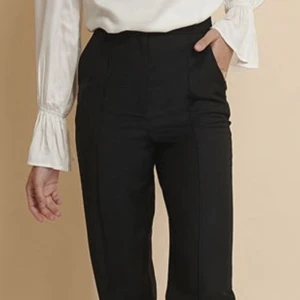 Kostymbyxor  - Från Nakd x Misslissbell. Sitter som en smäck, men har tyvärr blivit för små. Flyttstädar så vill gärna bli av med det så snabbt som möjligt. Säljer för 80kr men kan sänka till 50kr vid snabb affär. Har en liten defekt på benet, vilket syns på sista bilde
