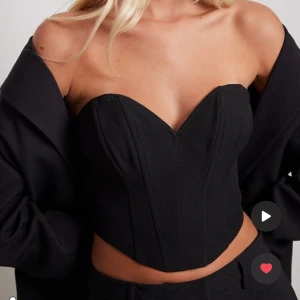 Topp - Säljer denna toppen från NA-KD då den var för liten och jag glömde skicka tillbaka..