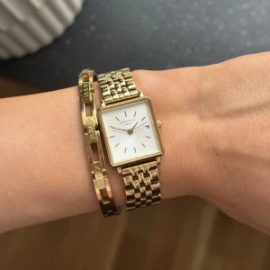 Klocka - Fyrkantig klocka från Rosefield. Har batteri samt är kortad att passa mig, men bitarna medföljer som går att lägga tillbaka om den skulle va för liten. Knappt använd, nypris: 1330kr