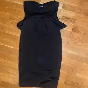 Axelbandslös klänning från Bohoo