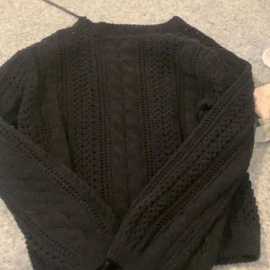 Stickad tröja - Superfin och väldigt skön stickad tröja. Jag säljer den för att den är väldigt genomskinlig enligt min åsikt. Kontakta mig på dm vid frågor och bilder om tröjan☺️