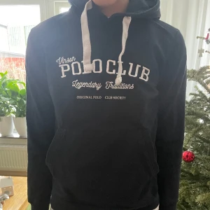 Polo hoddie  - Säljer denna supersnygga hoddie då den blivit för liten för mig! Jättesnygg och nästan helt oanvänd 