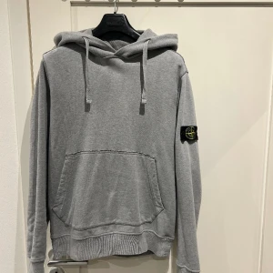 Stone Island Hoodie  - En riktigt fet hoodie i nyskick, general wear. Strl M