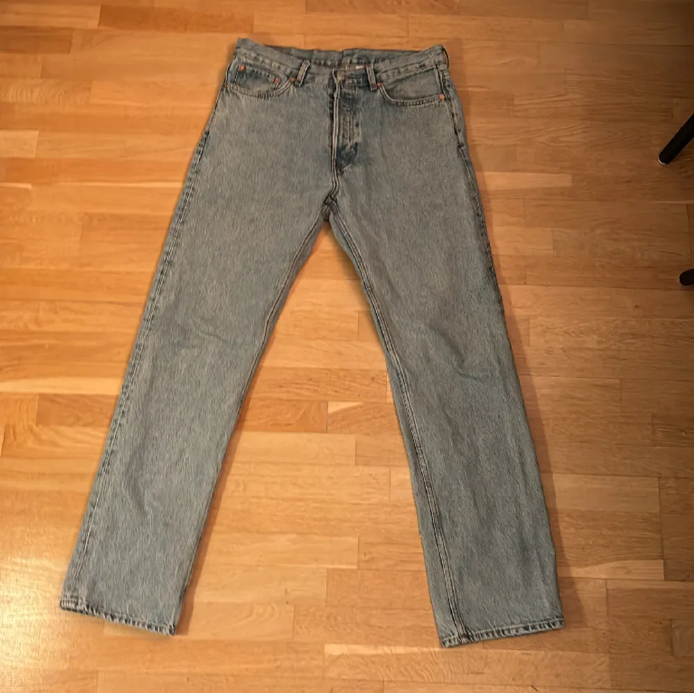 Jeans från weekday i storleken 30 34. Jag säljer dessa eftersom jeansen inte kommer till användning. De är i bra skick och har inga skavanker. Modell Space.. Jeans & Byxor.