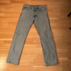 Jeans från weekday i storleken 30 34. Jag säljer dessa eftersom jeansen inte kommer till användning. De är i bra skick och har inga skavanker. Modell Space.