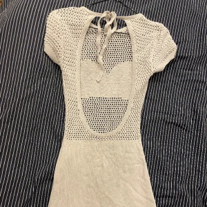 Klänning weekday - Beige kort klänning från weekday. Låg i ryggen, Knytbar, använd fåtal gånger, inga defekter. Storlek S