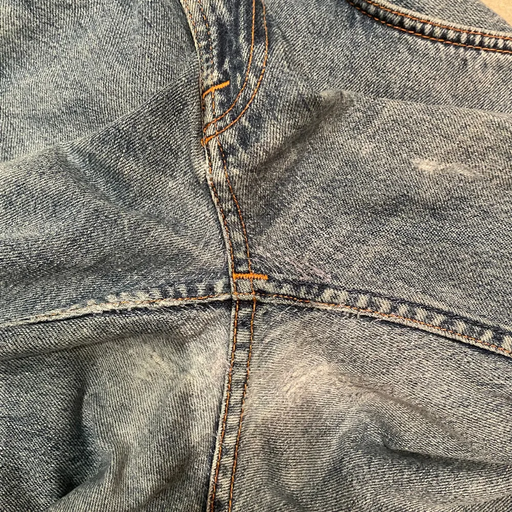 Ett par ”Friendly blue” Gritty Jackson jeans från Nudie jeans Co. - Lagade vid vänster fick (bild 2) och mellan bena (bild 3). Nypris: 1 600kr Man kan laga jeansen gratis i alla nudie butiker.. Jeans & Byxor.