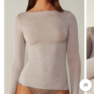 Intimissimi tröja! - Beige intimissmi tröja! (🌸 Inga små hål eller fläckar 🌸) Boat Neck Ultralight tröja i modalkashmir. Supermjuk! Skriv för frågor eller funderingar! Storlek S 💗 (fri frakt idag om jag laddar upp annonsen på nytt, skriv i så fall 🤗)