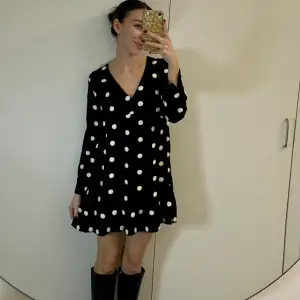 Super cute Zara dress with polkadots! Good condition in size XS. I am 159cm 🫶🏼
