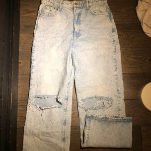 Rippade knä jeans - Snygga högmidjade jeans  med ripped knän