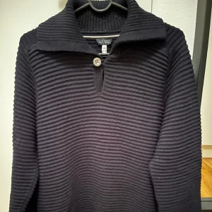 Armani - Stickad tröja från Armani Jeans. Grymt snygg och i fint skick. Marninblå infarten och sparsamt använd. Skick 8/10. Strlk M.
