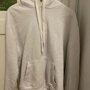 Hoodie vit  - Den är i fint skick, från polen. Snören e långa och bra hållbarhet. 