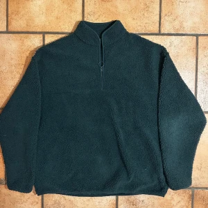 Asos Halfzip  - Mörkgrön halfzip från asos, säljer då den var för stor för mig. Skriv vid behov av fler bilder. Nypris ca 450 kr