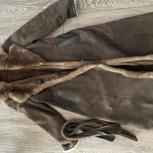 Skinnkappa med bälte - Skinnkappa med bälte Inköpt på Factory  Nypris 11000kr Säljes 1200kr eller bud 