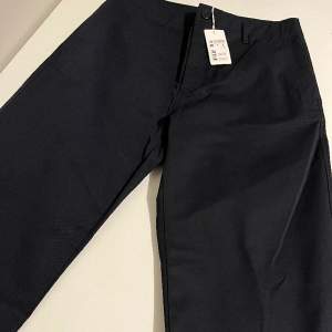 NYA* Filippa K M Flynn chinos (STL 48). Färg: Navy. Aldrig använda, säljes p.g.a. fel storlek. Nypris: 1500kr.