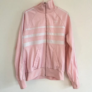 Adidas trackjacket - Babyrosa adidas track jacket köpt second hand. Storleken syns inte men skulle tippa large/ strl 40