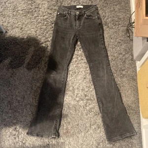 Gråa lågmidgade jeans - Jag säljer dessa jeans för att de inte längre och de har blivit lite små på mig. De är köpta på Gina trico köpta för ca 500 kr och säljer for 200kr det har ett litet hål på en av backfickan men det är så litet att det knappt syns. 