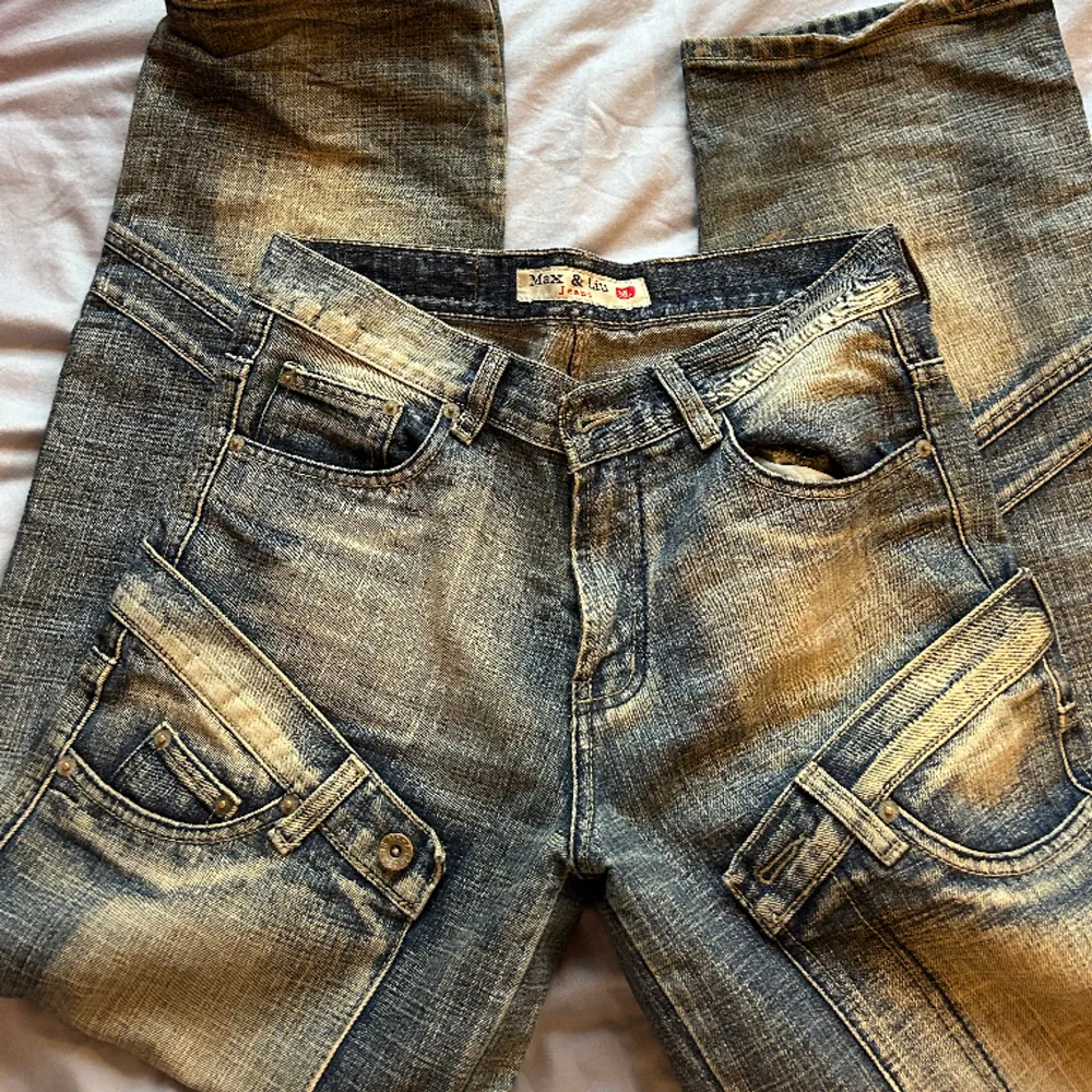 coola jeans med fickor ”överallt”. Köpta på second hand, bara använda fåtal gånger. . Jeans & Byxor.