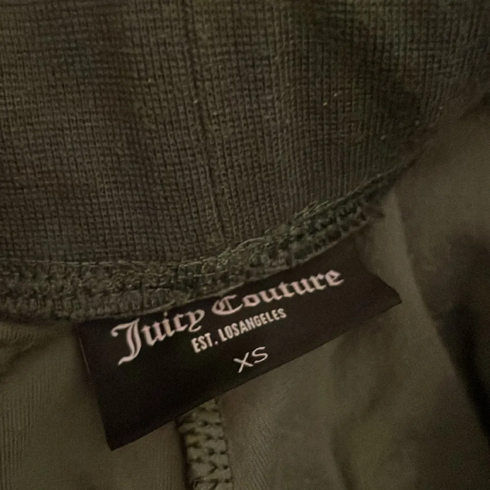Jag säjer mina juicy couture byxor pga att jag inte andvänder det längre.🩷 de är i bra skick använda ett fåtal gånger.✨. Jeans & Byxor.