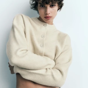 Kofta Zara - Säljer denna jättefina koftan från Zara i storleks s 🫶🏻 använd en gång, säljer pågrund av den inte kommer till någon användning. Inga defekter.