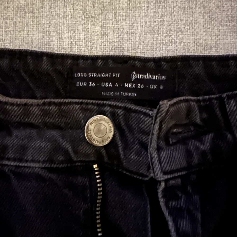 Svarta utsvängda jeans från stradivarius med slitningar nertill. För små för mig så kan ej ta bilder på men så snygga!! 💕. Jeans & Byxor.