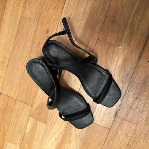 Tiamo Klackakor  - Säljer mina klackskor från Tiamo! Klacken är lite sliten då de har använts en del! 💕