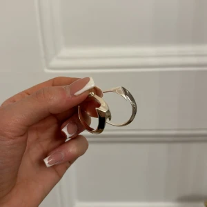 Örhänge  - Jättefina runda örhängen i silver som jag köpte på guldfynd ett tag sedan men aldrig använt.