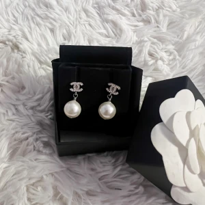 Chanel pearl earrings  - Äkta cc pearl örhängen, skriv gärna vid fler frågor