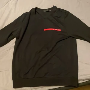 Prada tröja  - Helt ny prada sweatshirt passar de som har storlek M 