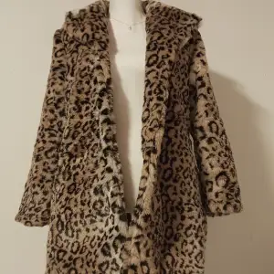 Fluffig, aldrig använd, superfin. Faux fur. (Inte riktig päls). Leopardmönstrad. Passar dig i strlk XS-S 