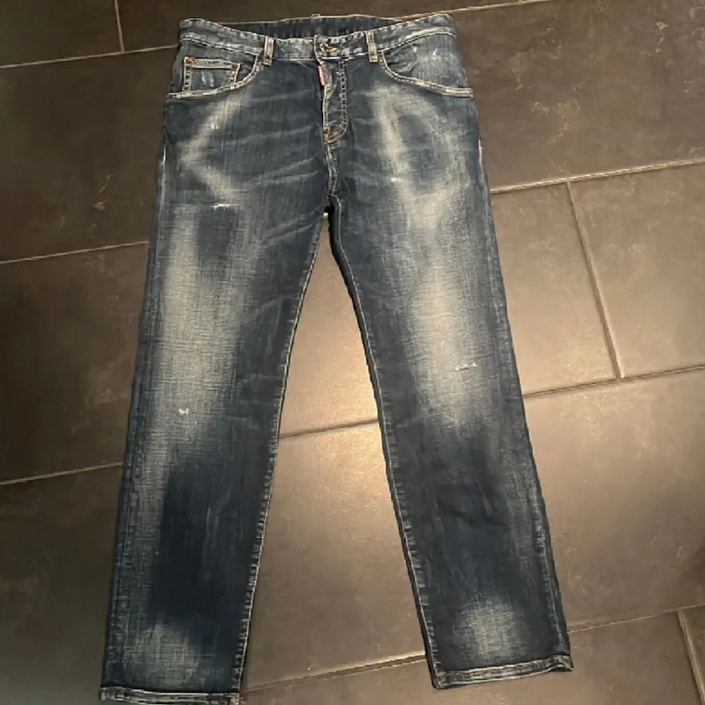 Säljer dessa riktigt snygga Dsquared2 jeans som är i nyskick. Det är bara att skriva om du har fler frågor. Priset kan diskuteras vid snabb affär. . Jeans & Byxor.