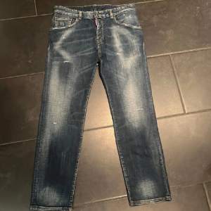 Säljer dessa riktigt snygga Dsquared2 jeans som är i nyskick. Det är bara att skriva om du har fler frågor. Priset kan diskuteras vid snabb affär. 