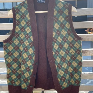 Stickad väst!! - Säljer denna superfina väst då den inte kommer till användning längre!! Västen är i mycket bra skick! Ställ frågor om ni undrar om något!💕