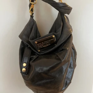 Marc Jacobs väska - Svart mellan stor Marc Jacobs väska. Använt men gott skick!