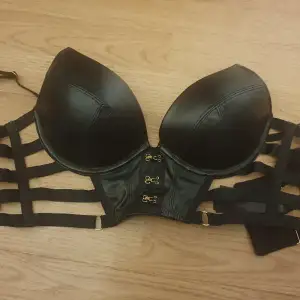 Super fin och oanvända bh från hunkemöller. Går att använda som vanlig bh under tröja men funkar även till ett par höga jeans eller kjol!   Passar B75/B80/C70/C75  Postar helt inte!